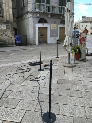 Paletti di segnalazione temporaneamente sistemati in piazza Sedile