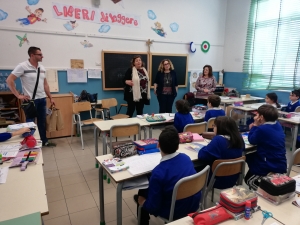 Consegna borracce alle scuole primarie e medie della città.