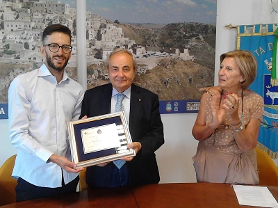 Consegnata a Tommaso Elettrico una targa per il successo alla Gran Fondo  Dles Dolomites