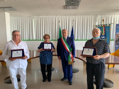 Il Sindaco, Raffaello de Ruggieri, oggi ha consegnato tre targhe ad altrettanti cittadini benemeriti