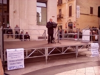 Il sindaco in piazza ai materani: &quot;Non mi dimetto. Sono costruttore di futuro&quot;